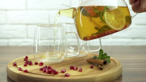 Una Mano Sosteniendo Una Tetera Vidrio Transparente Vierte Frutas Calientes — Vídeo de stock