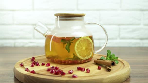 Κοντινό Ποτήρι Τσαγιέρα Τσάι Από Βότανα Και Μούρα Στο Εσωτερικό — Αρχείο Βίντεο