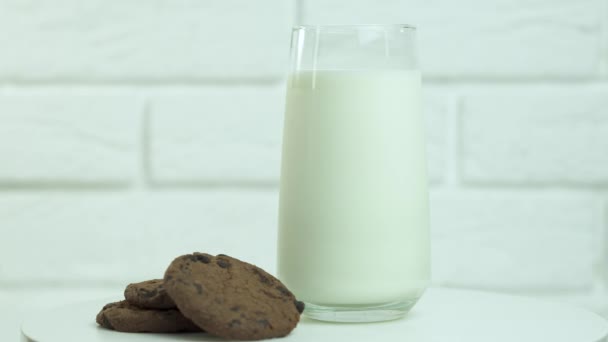 Hand Taucht Einen Keks Ein Glas Milch — Stockvideo