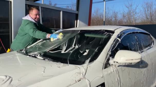 Een Man Die Een Auto Wast Met Schuim Shampoo Met — Stockvideo