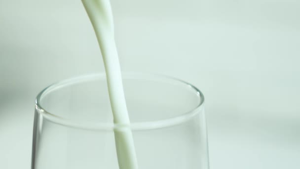 将牛奶倒入玻璃瓶中 放在浅中和的背景上 并留有文字空间 复制空间 — 图库视频影像