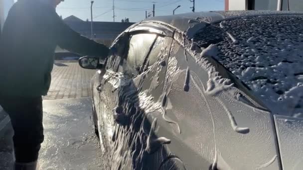 Homem Lavando Carro Com Espuma Xampu Com Uma Grande Esponja — Vídeo de Stock