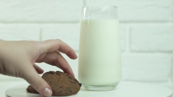 Mano Immergendo Biscotto Vetro Latte Video Stock