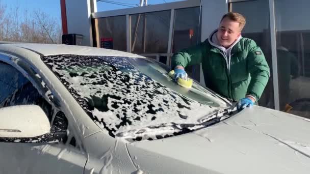 Homem Lavando Carro Com Espuma Xampu Com Uma Grande Esponja — Vídeo de Stock