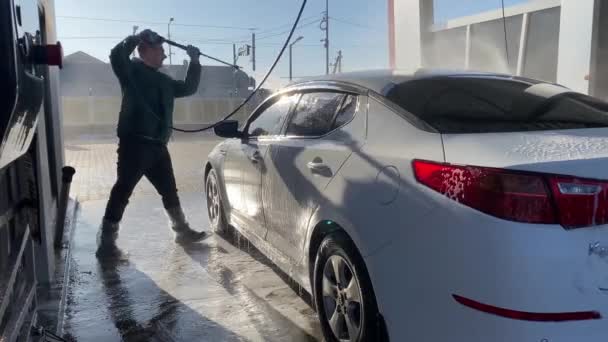 Mencuci Mobil Dengan Air Bertekanan Pencucian Mobil Cuci Mobil Kota — Stok Video
