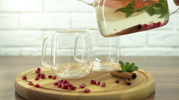 Ręka Trzymająca Przezroczysty Szklany Czajniczek Wlewa Gorącą Herbatę Owocową Szklanej — Wideo stockowe