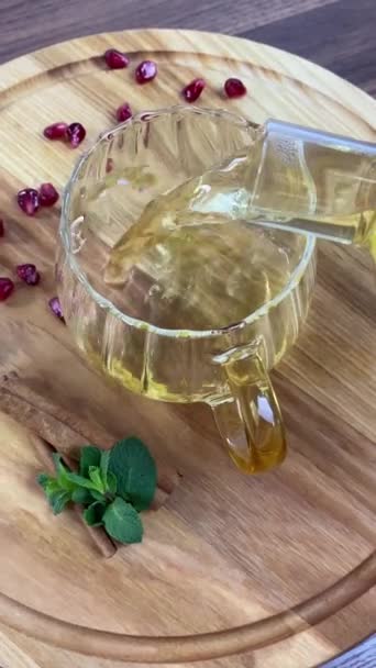 Tee Mit Kräutern Und Beeren Wird Eine Durchsichtige Teetasse Gegossen — Stockvideo