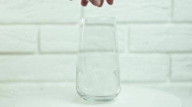 Parlak Bardakta Doğal Meyveli Limon İçeceği. Taze Alkol Kokteyli ya da Ekşi Vejetaryen Parti Limonatası. Fizzy Maden Suyu ve Akan Gaz ve Citron Sağlıklı İçecek Olarak