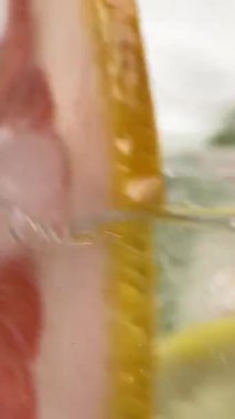 Parlak Bardakta Doğal Meyveli Limon İçeceği. Taze Alkol Kokteyli ya da Ekşi Vejetaryen Parti Limonatası. Ev Menüsünde Akan Gaz ve Citron Sağlıklı İçecek Olarak Fizzy Mineral Suyu