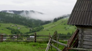 Dağlar kalın sis bulutlarının üzerinde yükselir. Kuşbakışı görüntüler. Karpat Dağları, Ukrayna, Avrupa. Zaman aşımı şarjörü. UHD 4k video ile çekildi.