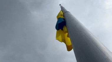 Ukrayna 'nın son derece detaylı kumaş dokuma bayrağı. Ukrayna bayrağının yavaşça dalgalanan arka planı gökyüzü mavi ve sarı ulusal renk Ukrayna sarı-mavi.