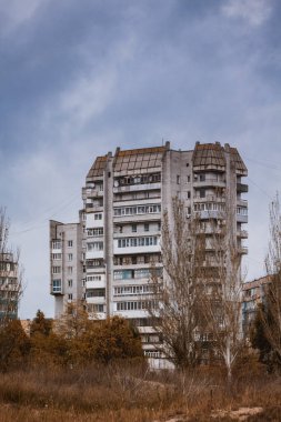 Sonbaharda kasvetli bir gökdelen