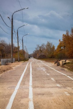 Sonbaharda rıhtımda yürüyüş yolu