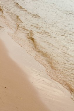 Sonbaharda kumsalda deniz dalgaları