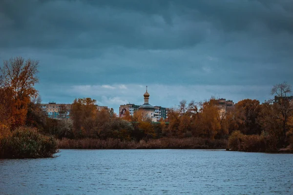 Sonbaharda göl ve kilise manzarası 
