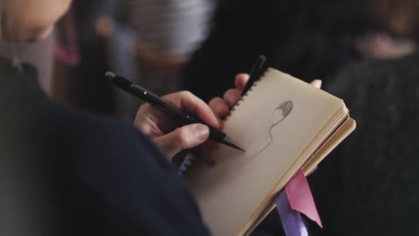 Artista Disegna Uno Schizzo Pezzo Carta — Video Stock