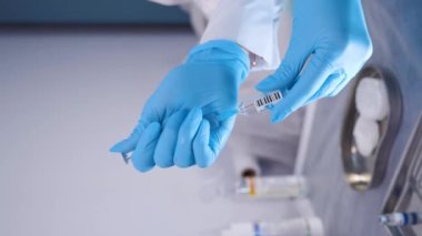 Doktor ya da hemşire cerrahi ameliyata hazırlanıyor ve sağlık kliniğinde ya da hastane ofisinde eldiven takıyor. Sosyal uzaklık, koronavirüs için karantina
