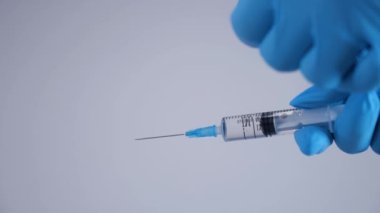 Enjeksiyon Sıvı Varlığının Kırmızı Arkaplanda Şırıngada Olması 'nı kapatın. İlaç İğnesi Şırıngası, Grip aşısı Viyal Toz Enjeksiyonu Tedavi Hastalığı Bağışıklık Sistemi.