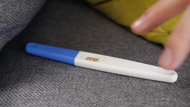妊娠検査 家族計画の つの行を表示する回転を保持している女性の手 — ストック動画