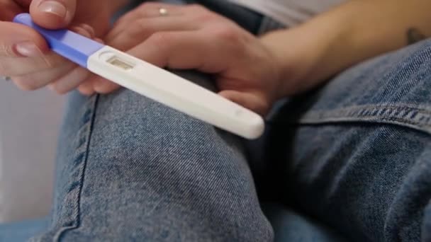 Podekscytowany Małżeństwo Odkrywanie Wynik Testu Ciążowego — Wideo stockowe