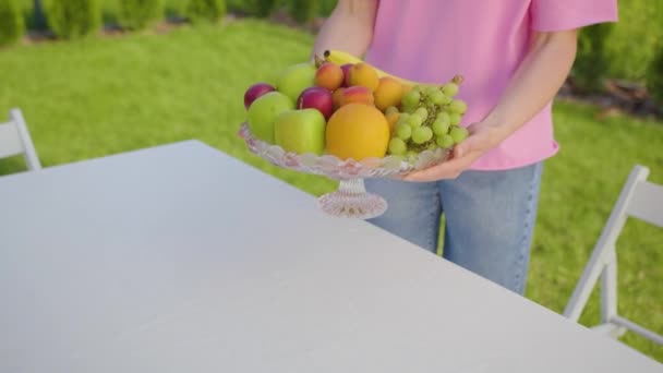 Frutos Frescos São Colocados Mesa — Vídeo de Stock