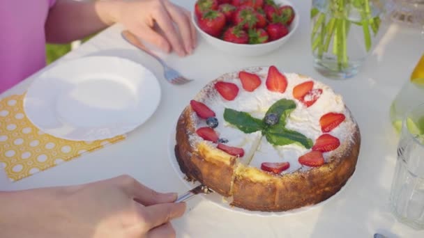 Les Gens Mangent Des Fruits Gâteau Vacances — Video