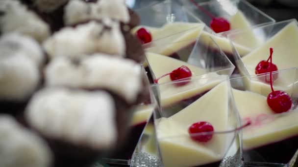 Heerlijke Kaastaart Desserts Met Kersen — Stockvideo