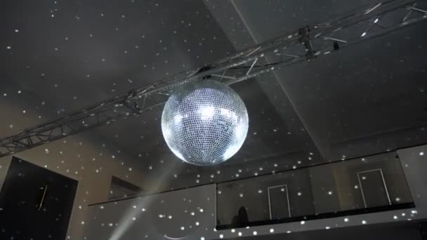 镜像球迪斯科灯会星光闪耀俱乐部舞蹈团背景 — 图库视频影像
