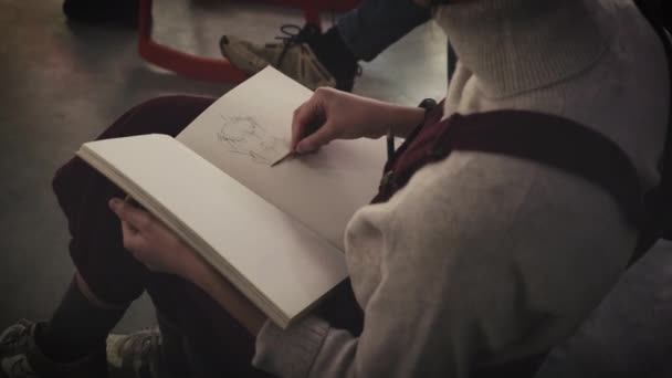 Ζωγράφος Ζωγραφίζει Ένα Σκίτσο Χαρτί — Αρχείο Βίντεο