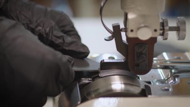 在制造皮夹的机器上加工皮革 — 图库视频影像