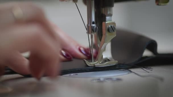 Agulha Máquina Costura Penetram Tecido Com Zoom Alto Movimento Super — Vídeo de Stock