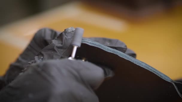 Skórzany Rzemieślnik Szyje Ręcznie Robiony Portfel Warsztacie Mistrz Robi Skórzany — Wideo stockowe