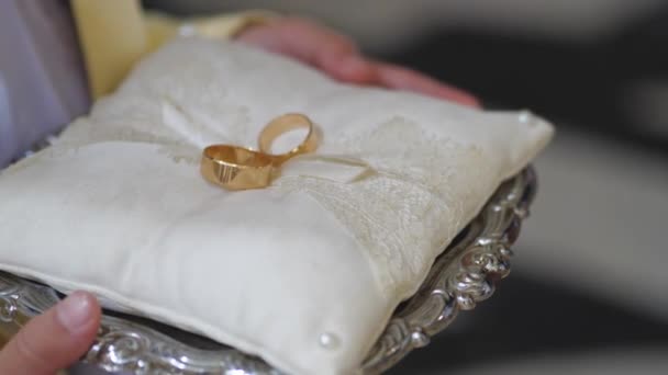 Zwei Eheringe Auf Einem Kleinen Kissen Vorbereitung Auf Eine Zeremonie — Stockvideo