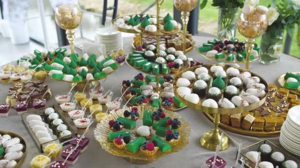 糖果吧 糖果在看台上 宴会上的美味甜点 海绵蛋糕 — 图库视频影像