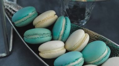 Lezzetli beyaz ve mavi kurabiyeler.