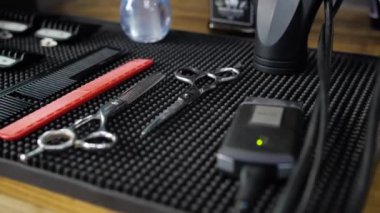 Berber dükkanındaki çalışma masasında berber aletleri var.