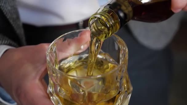 Мужчина Наливает Виски Бокал Своих Друзей — стоковое видео