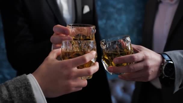 男人们碰杯威士忌 — 图库视频影像