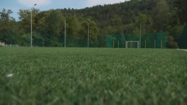 Futbol sahasındaki kapak.