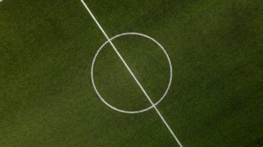 Bir futbol sahasının merkezinin havadan görünüşü.