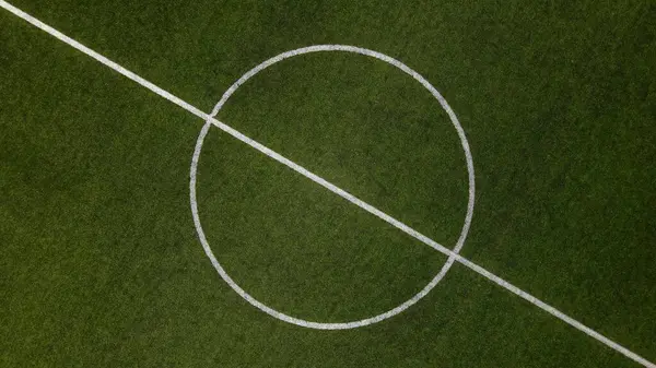Bir futbol sahasının merkezinin havadan görünüşü.