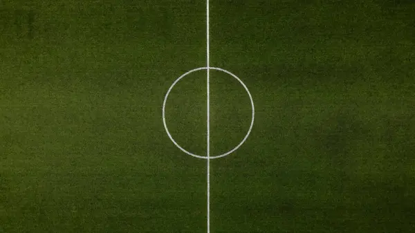 Bir futbol sahasının merkezinin havadan görünüşü.
