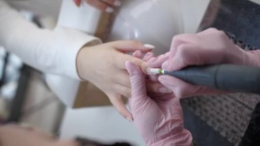 Manikür için çivi hazırlıyorum. Eski ojeleri çıkarmak ve kuaföre jöle sürmeye hazırlanmak..