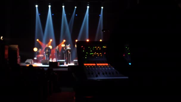 Werkzaamheden Van Geluidsmixer Tijdens Een Concert Geluidstechnicus Beweegt Hefbomen Van — Stockvideo