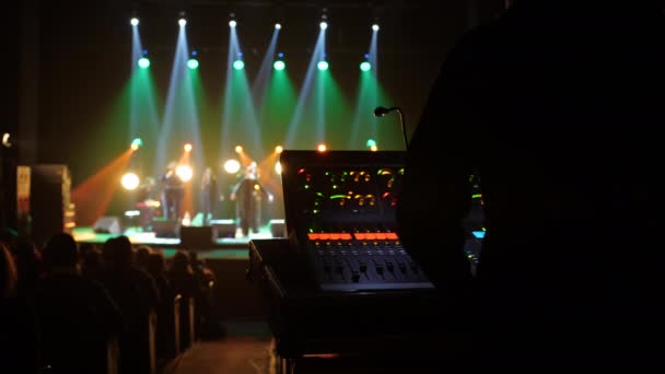 Робота Звукового Мікшера Концерті Інженер Звуку Переміщує Важелі Мікшерної Консолі — стокове відео