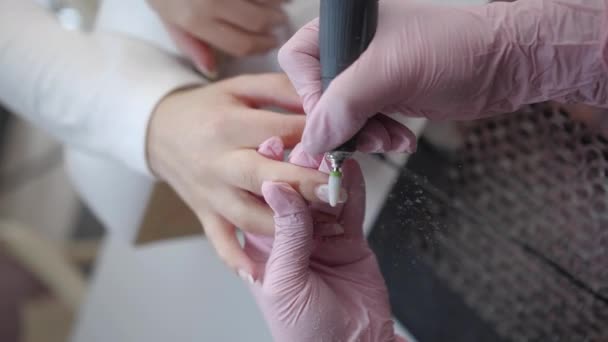 为修指甲准备指甲 去除旧指甲油并准备在沙龙中使用凝胶指甲油 — 图库视频影像