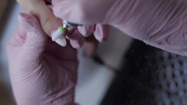 Manikür için çivi hazırlıyorum. Eski ojeleri çıkarmak ve kuaföre jöle sürmeye hazırlanmak..