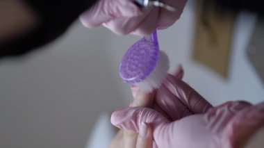 Manikür bakım prosedürü. Bir el tırnağını değirmen makasıyla temizliyorum. Donanım birleşik manikür. Fraser manikürcünün elinde. Çivi kalıbını hazırlıyorum. Çıkarma