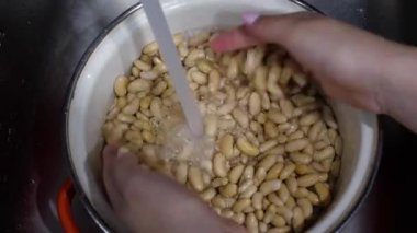 Bir tencere suda beyaz fasulye. Yakın çekim, 4K görüntü.