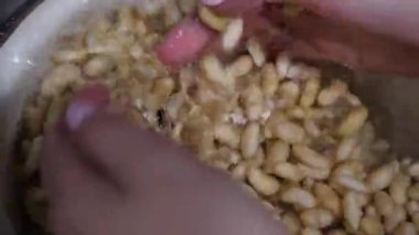 Bir tencere suda beyaz fasulye. Yakın çekim, 4K görüntü.